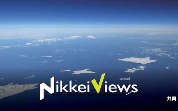 北海道・根室半島の納沙布岬（左下）沖に広がる北方領土。歯舞群島（中央）、色丹島（右上）、国後島（左奥）