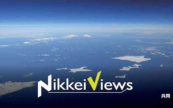 北海道・根室半島の納沙布岬(左下)沖に広がる北方領土。歯舞群島(中央)、色丹島(右上)、国後島(左奥)