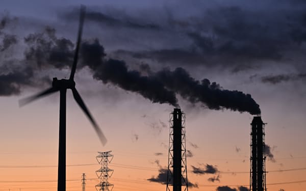 火力発電所の煙突と風力発電所の風車(千葉県袖ケ浦市)