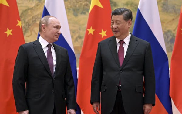 ロシアと中国は「専制主義国家の枢軸」を形成しつつある（＝ＡＰ、プーチン・ロシア大統領㊧と中国の習近平（シー・ジンピン）国家主席）