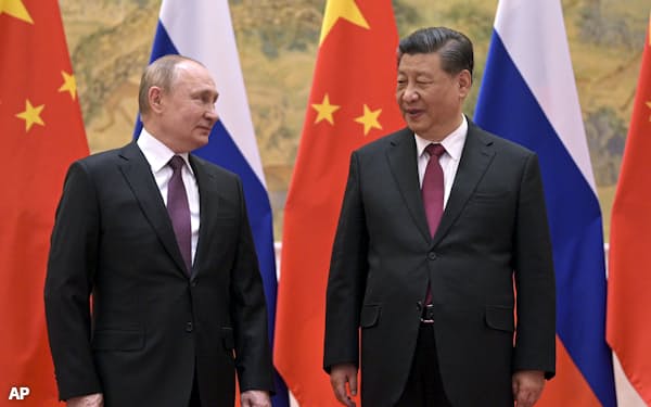 ロシアと中国は「専制主義国家の枢軸」を形成しつつある(=AP、プーチン・ロシア大統領㊧と中国の習近平(シー・ジンピン)国家主席)