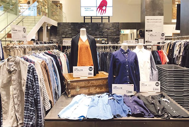 2021年9月にリニューアルした「MUJI新宿」の店内。「染めなおした服」(写真中央)、「洗いなおした服」(写真左)、「つながる服」(写真右)などがあり、社会課題に注目する店舗として廃棄物削減の解決に向けたさまざまな商品やサービスを提供している 2021年9月にリニューアルした「MUJI新宿」の店内。「染めなおした服」(写真中央)、「洗いなおした服」(写真左)、「つながる服」(写真右)などがあり、社会課題に注目する店舗として廃棄物削減の解決に向けたさまざまな商品やサービスを提供している