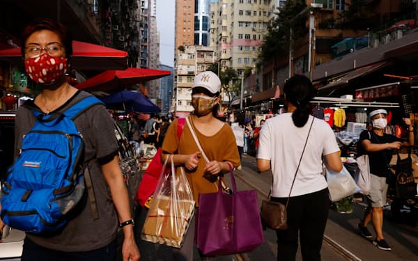 3月、香港の市場で買い物をする人々＝ロイター