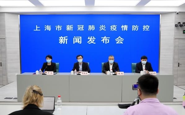 ３月25日の記者会見で張文宏氏㊨は都市封鎖を否定していた（上海市政府ホームページから）