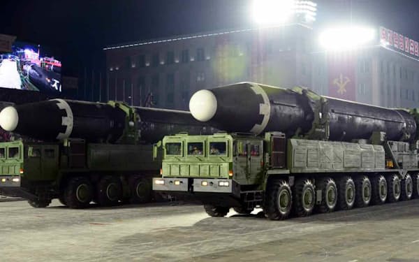2020年10月10日、北朝鮮・平壌の金日成広場での軍事パレードに登場した大陸間弾道ミサイル「火星15」（コリアメディア提供・共同）
