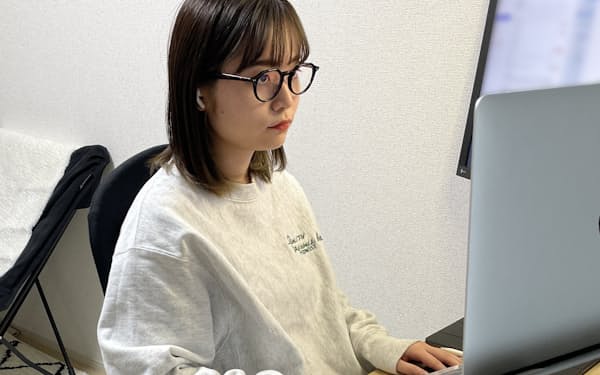 ヤフーのデザイナーとして在宅勤務する古沢さん。副業にも関心を示す