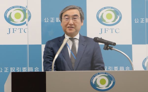 公取委の菅久事務総長は「経済分析の活用の重要性はますます高まっている」と話した（６日、東京・霞が関）