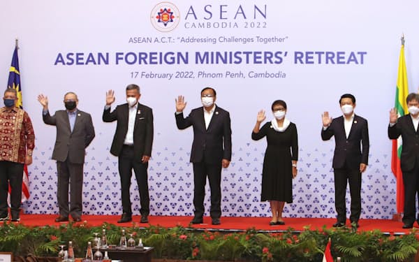 　17日、カンボジア・プノンペンで開かれた東南アジア諸国連合（ASEAN）外相会議に出席した各国外相ら（共同）