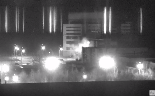 ウクライナのザポロジエ原子力発電所がYouTube公式チャンネルで配信した同発電所の中継映像。中央の建物で炎が上がっている