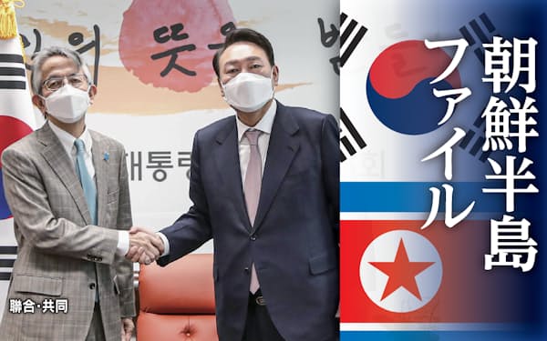 3月28日、ソウルで相星孝一駐韓大使(左)と会談した韓国の尹錫悦次期大統領=聯合・共同