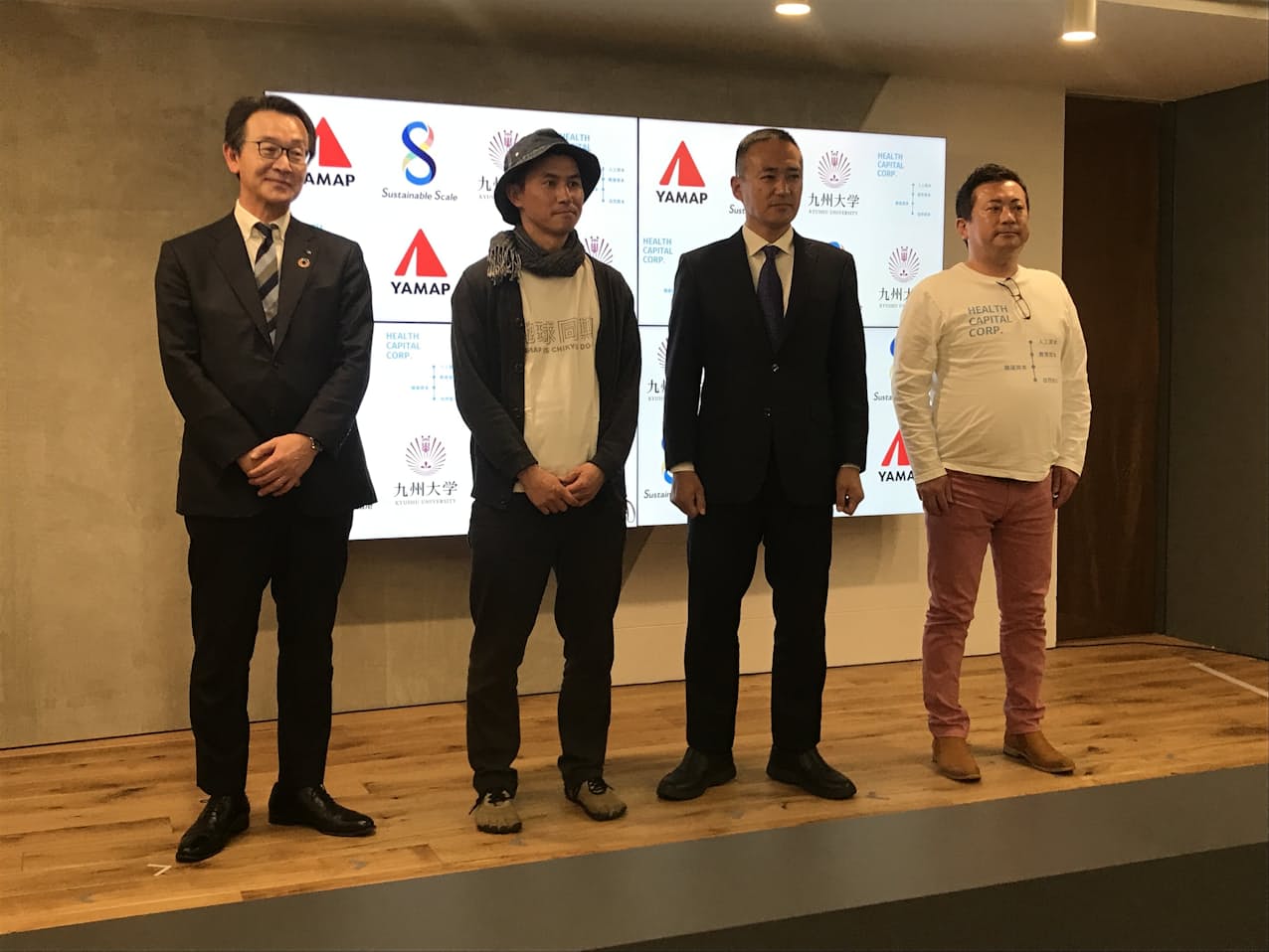 記者会見したサステナブルスケールの平田慶介代表（左）らプロジェクトのメンバー（7日、福岡市）