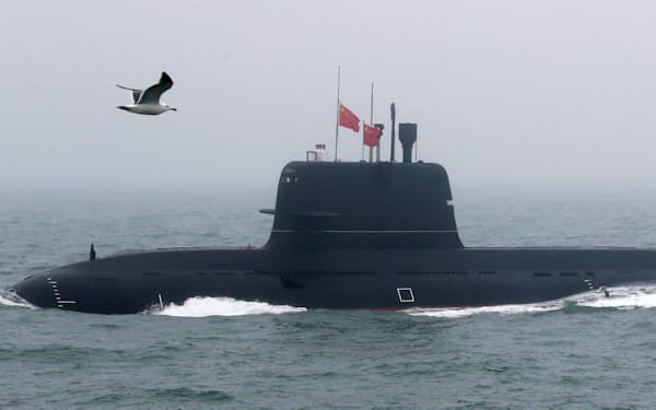 2019年、中国建国70周年の軍事パレードに参加した中国海軍の潜水艦＝ロイター