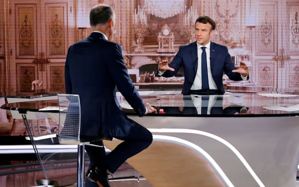6日、フランスのテレビ番組に出演したマクロン大統領＝ロイター