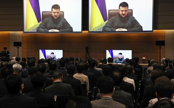 ズームを用いてオンラインで演説するウクライナのゼレンスキー大統領（3月23日、国会内）
