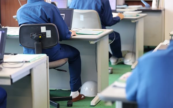 パソコン技能の指導を受ける少年院の院生(東京都八王子市の多摩少年院)