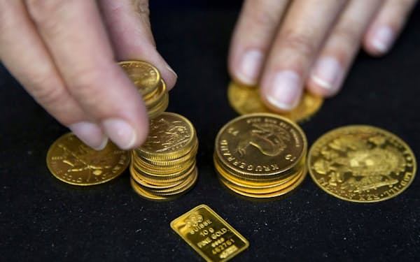 実物資産である金貨の需要も高まる＝ロイター