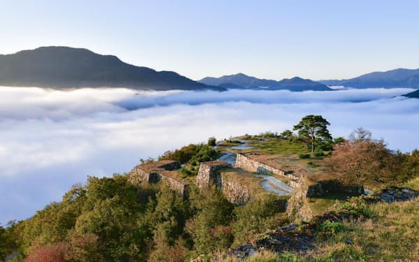 天空の城と呼ばれる竹田城は標高約350メートルの山頂にあり、朝霧に囲まれると雲海に浮かぶように見える（兵庫県朝来市）