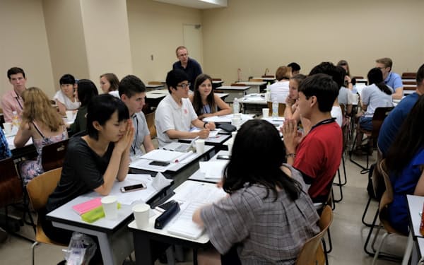 ロシアの学生と意見交換する東京外国語大学の学生（2018年）。両国の交流は断絶が続く見通し（同大提供）