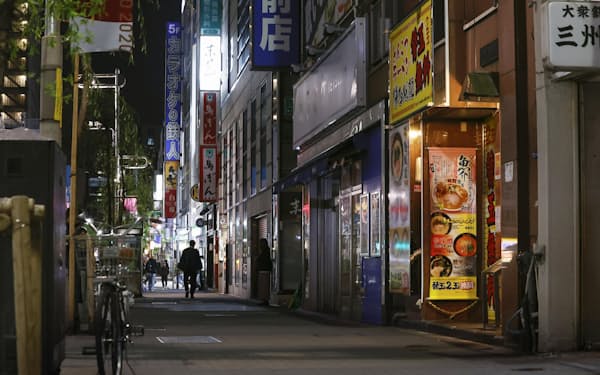 　人通りの少ない東京・新橋の飲食店街＝2021年4月