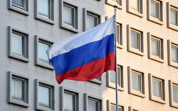 在日ロシア大使館と同国の国旗（8日、東京都港区）