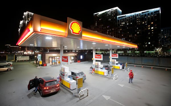 サンクトペテルブルクのシェルのガソリンスタンド。シェルは、ロシア撤退による損失が最大50億ドルに上ると発表した＝ロイター