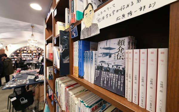 本棚の１区画を貸し出し、本を販売するシェア型書店「PASSAGE by ALL REVIEWS」（東京都千代田区）