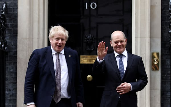 ドイツのショルツ首相（右）は8日、英国のジョンソン首相と会談した後の共同記者会見で天然資源のロシア依存を下げる方針を示した（ロンドン）=ロイター