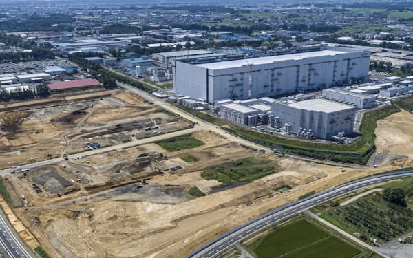 キオクシアホールディングスは岩手県北上市に新製造棟を建設し、23年の稼働を計画する（手前側が建設地）