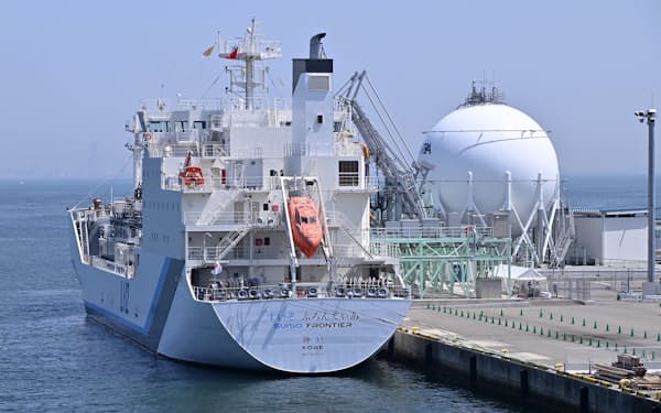 液化水素荷役実証ターミナル「Hy touch 神戸」に停泊する液化水素運搬船「すいそふろんてぃあ」(9日、神戸市中央区)