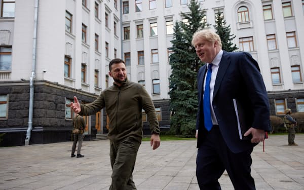 9日、キーウを訪れたジョンソン英首相（右）を出迎えるウクライナのゼレンスキー大統領＝ウクライナ大統領府提供・ロイター