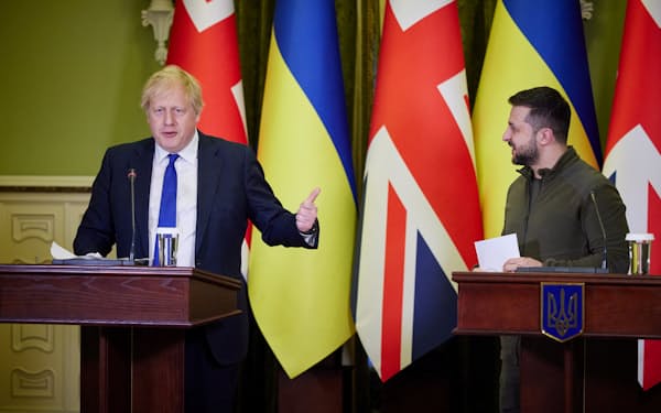 共同でビデオ演説するジョンソン英首相（左）とウクライナのゼレンスキー大統領（9日、キーウ）＝ウクライナ大統領府提供・ロイター