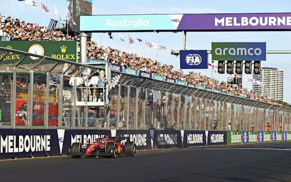 自動車F1オーストラリアGPでゴールするシャルル・ルクレール（10日、メルボルン）＝ゲッティ共同