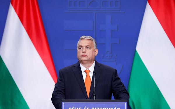 ハンガリーのオルバン首相は強権的な政治手法で知られる（6日、ブダペスト）=ロイター