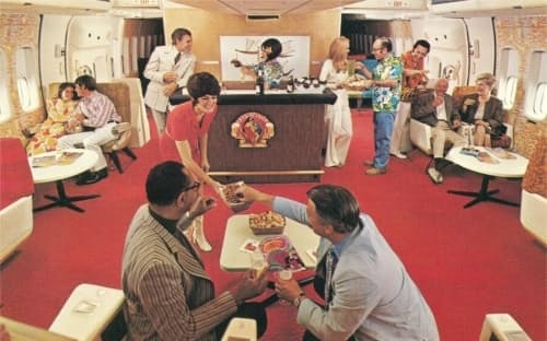 コンチネンタル航空の機内、「ポリネシアン・パブ」で、乗客にサービスを提供する客室乗務員。1970年代、多くのジャンボジェット機にはバーがあったが、飲み過ぎた客が従業員に暴行を加えることも少なくなかった （PHOTOGRAPH BY FOUND IMAGE HOLDINGS, GETTY IMAGES）