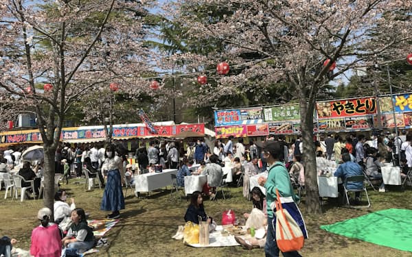 仙台市の西公園では屋台が並び、多くの人でにぎわった（10日）