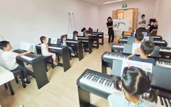 中国のピアノ教室では電子ピアノもよく使われる（写真は北京の教室、河合楽器提供）