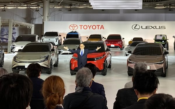 2021年12月、電気自動車（EV）戦略を発表するトヨタ自動車の豊田章男社長（写真：日経クロステック）