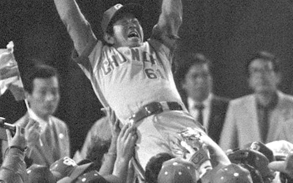 1982年10月、中日がリーグ優勝を決め、胴上げされる近藤貞雄監督