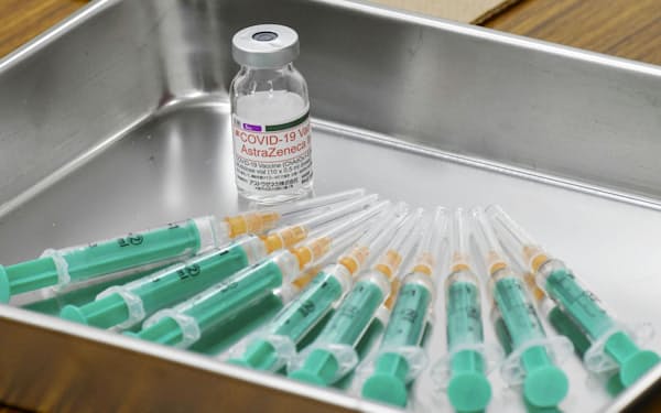 　集団接種が始まった、英アストラゼネカ製の新型コロナウイルスワクチン＝23日午前、大阪市（代表撮影）