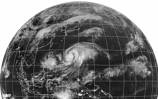 台風1号(中央の渦を巻いた雲)は発達し、目もはっきり見えるようになった(12日午後4時、気象庁提供)