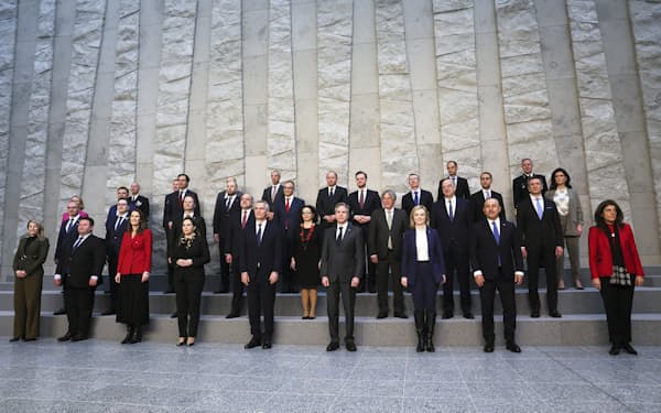 ７日にブリュッセルで開かれたNATO外相会合（前列中央がストルテンベルグ事務総長、右隣がブリンケン米国務長官）＝ＡＰ