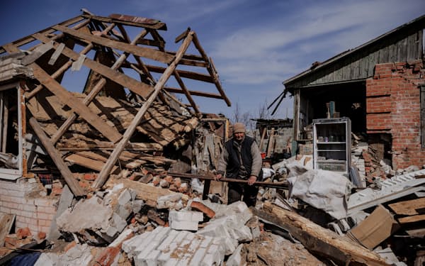 ロシア軍の攻撃を受けて崩壊したウクライナの民間人の家屋＝ロイター