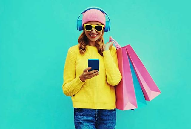 SNS全盛時代、Z世代はどのようにして商品情報を集め、購入に至っているのか。ヒアリングからは、1人のインフルエンサーを丸ごとは信じない消費スタイルが見えてきた(画像/Shutterstock) SNS全盛時代、Z世代はどのようにして商品情報を集め、購入に至っているのか。ヒアリングからは、1人のインフルエンサーを丸ごとは信じない消費スタイルが見えてきた(画像/Shutterstock)