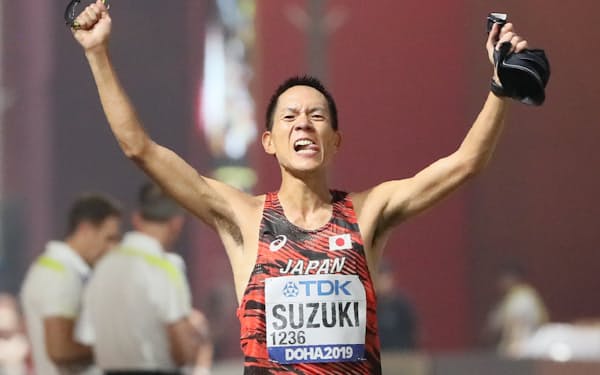男子50㌔競歩で金メダルを獲得した鈴木＝山本博文撮影