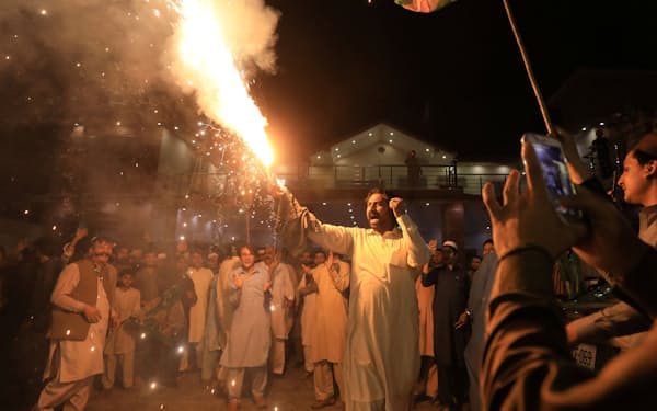 11日、シャリフ氏の首相就任を祝うパキスタン・イスラム教徒連盟シャリフ派の支持者＝ロイター