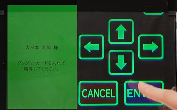 リップマンホログラムの活用例。既存のディスプレー上にフィルムを貼り付け、ディスプレーの画面に合わせてキーの映像を空中に浮遊させて非接触入力化をしたりできる(写真:大日本印刷)