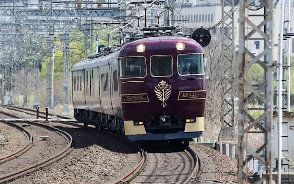 報道陣に公開され、奈良市内を走行する近鉄の観光特急「あをによし」（12日）