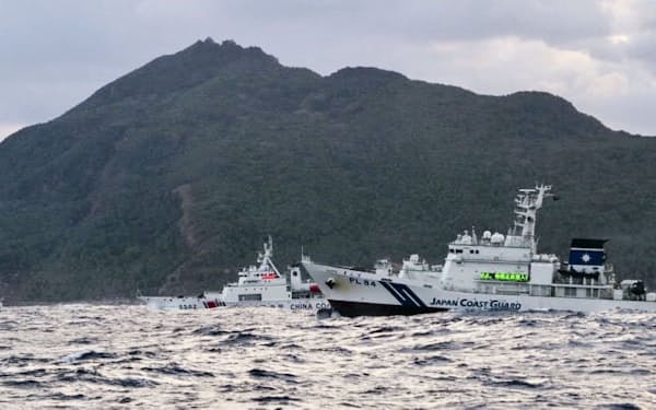 　沖縄県・尖閣諸島の魚釣島周辺で、海洋調査船の警護に当たる海上保安庁の巡視船（右）。左は中国海警局の船＝1月31日午前（石垣市提供）