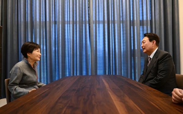 対面で言葉を交わす韓国の尹錫悦次期大統領（右）と朴槿恵前大統領（12日、韓国・大邱）＝尹氏側提供