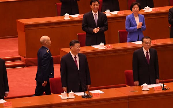 中国の習近平国家主席（中央）と李克強首相㊨（2022年4月、北京の人民大会堂）